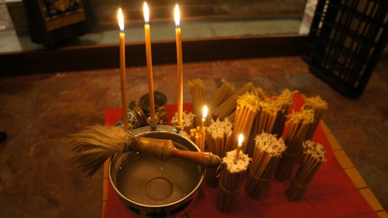 Чому свічки називають «стрітенськими» і чи треба їх освячувати?
