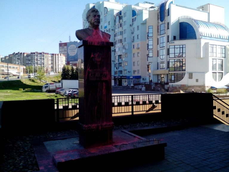 В России новый памятник Сталину облили краской (ФОТО)