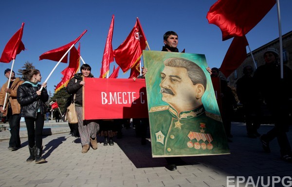 Коммунисты хотят расставить памятники Сталину по России