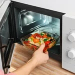 Ставить їжу в мікрохвильовку