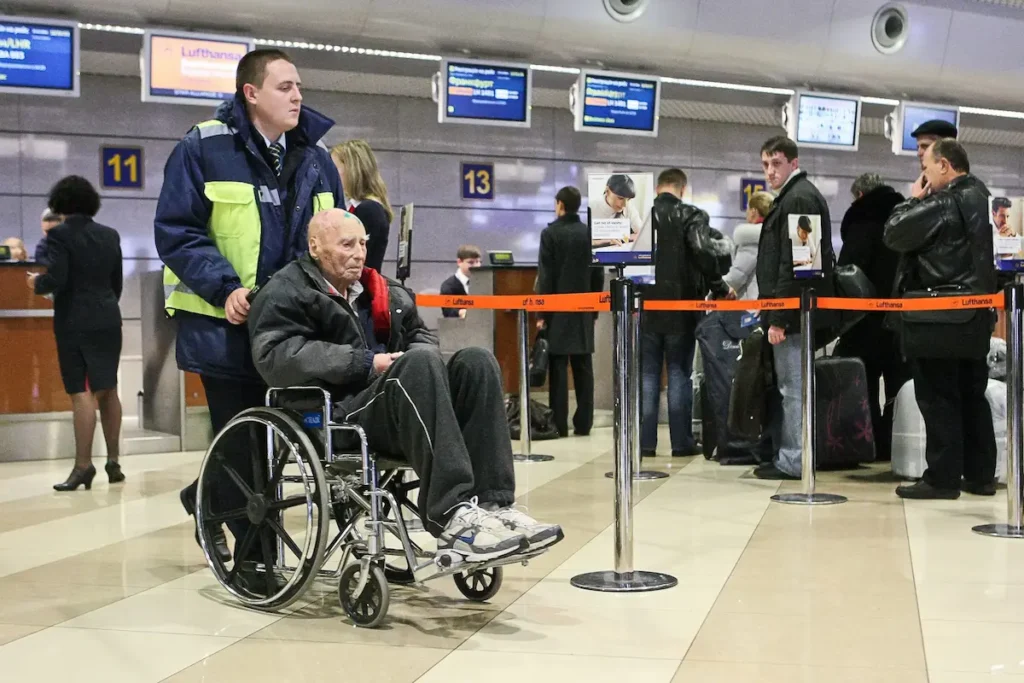старик в коляске