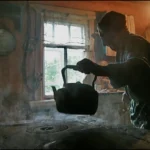 старушка  на кухне