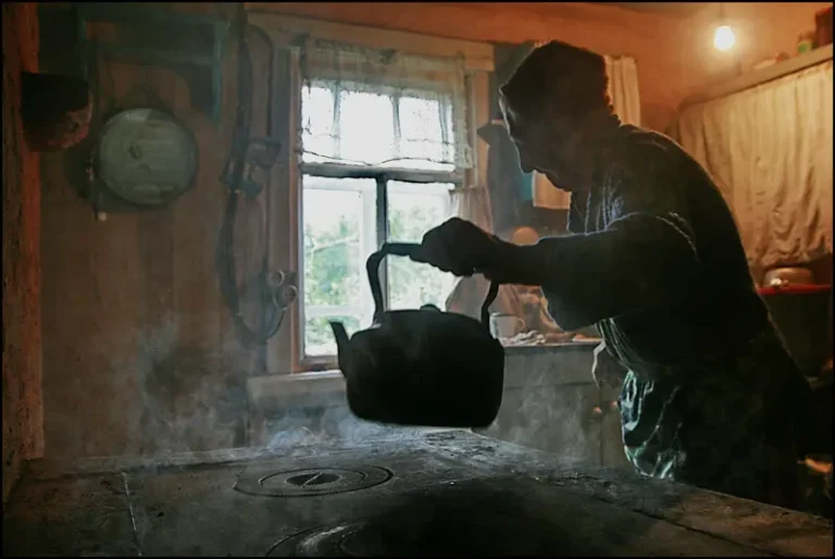 старушка на кухне