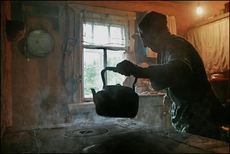 старушка  на кухне