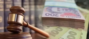 Суддівський молоток і гроші