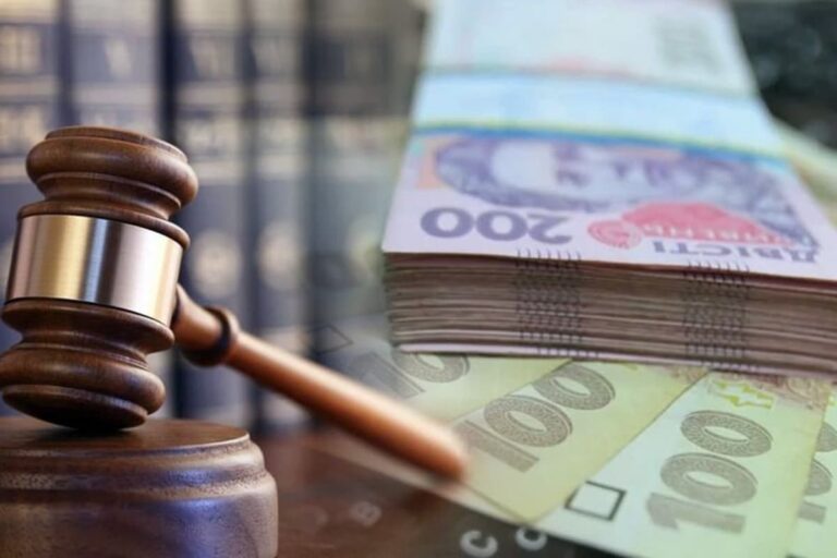 Суддівський молоток і гроші