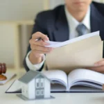 Суддя переглядає документи