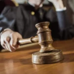 Суддя з суддівським молотком