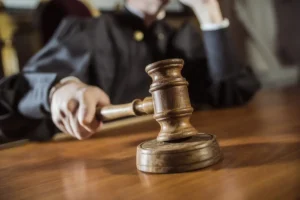 Суддя з суддівським молотком