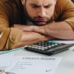 Сумний чоловік з калькулятором