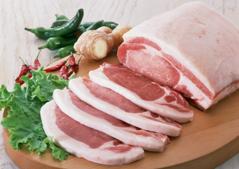 К луку, молоку и молочным продуктам присоединяется свинина: производители назвали основные причины подорожания мяса