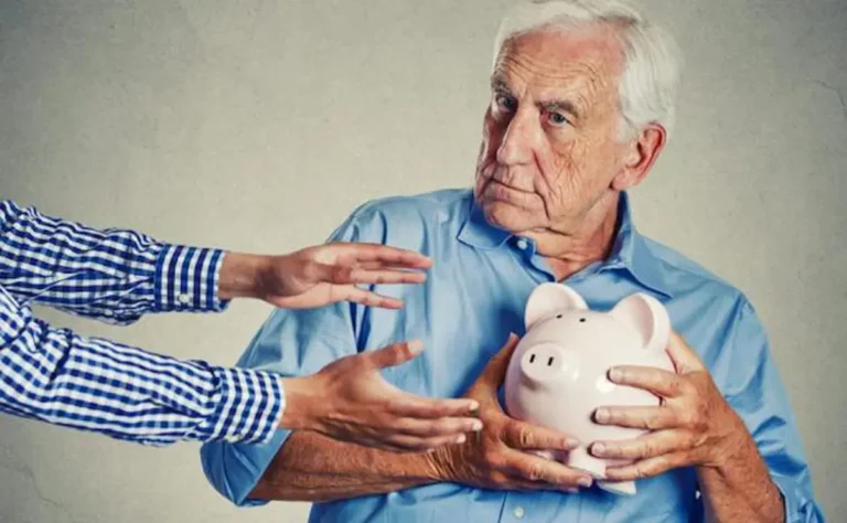 Сивий чоловік тримає скарбничу