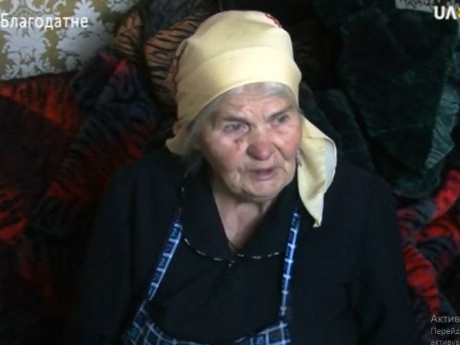85-летняя бабушка-волонтер шьет одеяла украинским военным и передает на Донбасс