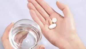 Таблетки в руках