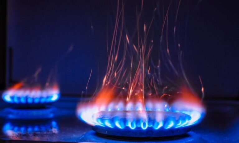 Доставка газа: деяких українців звільнили від сплати послуг за розподіл