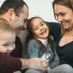 Тато мама і двоє дітей