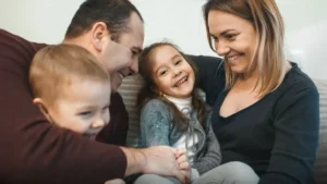 Тато мама і двоє дітей