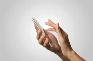 Телефон у руках