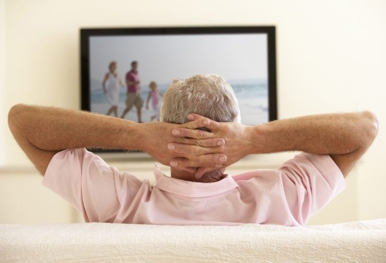 Просмотр телевизора вредит пожилым людям, — ученые