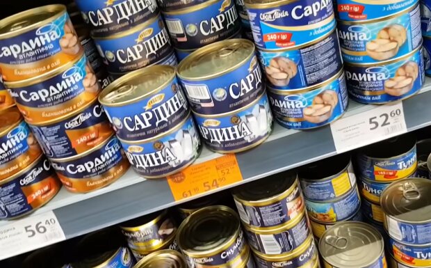 Українцям наполегливо рекомендують запасатися продуктами: злетіли ціни навіть на консерви