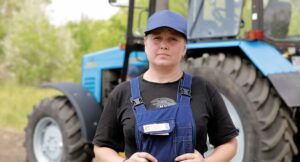 Жінка біля трактора