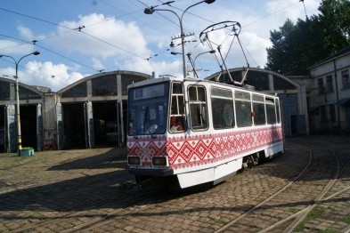 Во Львове трамваи «одевают» в вышиванки