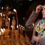 Жінка у церкві