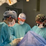 Троє лікарів під час операції