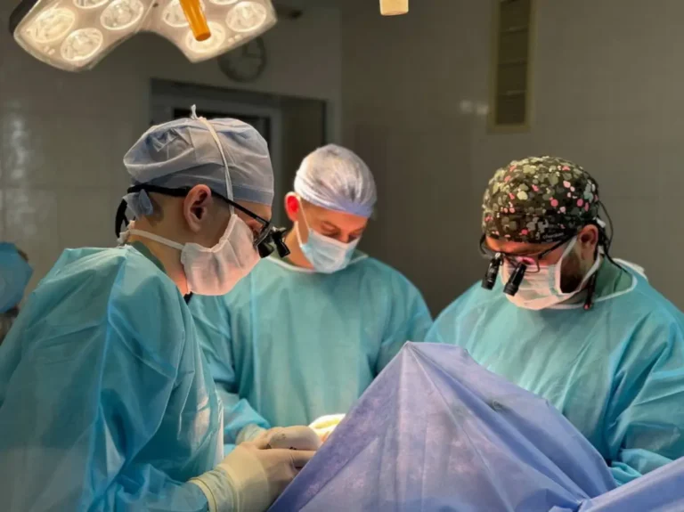 Троє лікарів під час операції