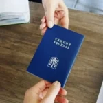 Трудову книжку передають з рук у руки