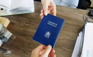 Трудову книжку передають з рук у руки