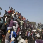 люди осаждают поезд