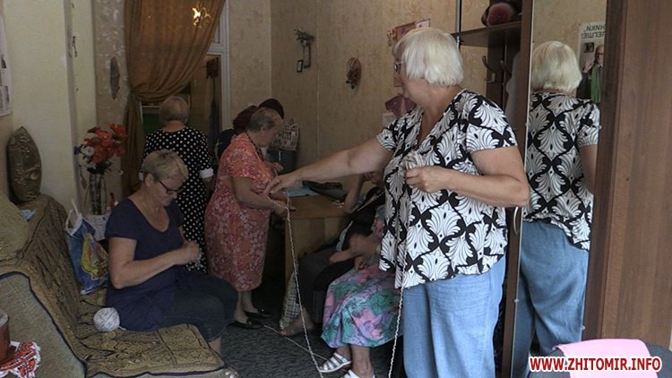 Житомирские пенсионерки шьют для военных трусы с оберегами
