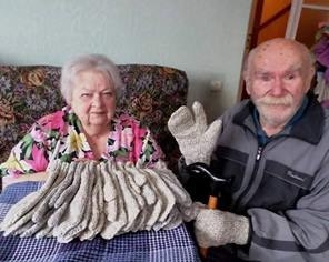 Семья пенсионеров уже два года вяжет варежки и теплые носки для украинских снайперов (ФОТО)
