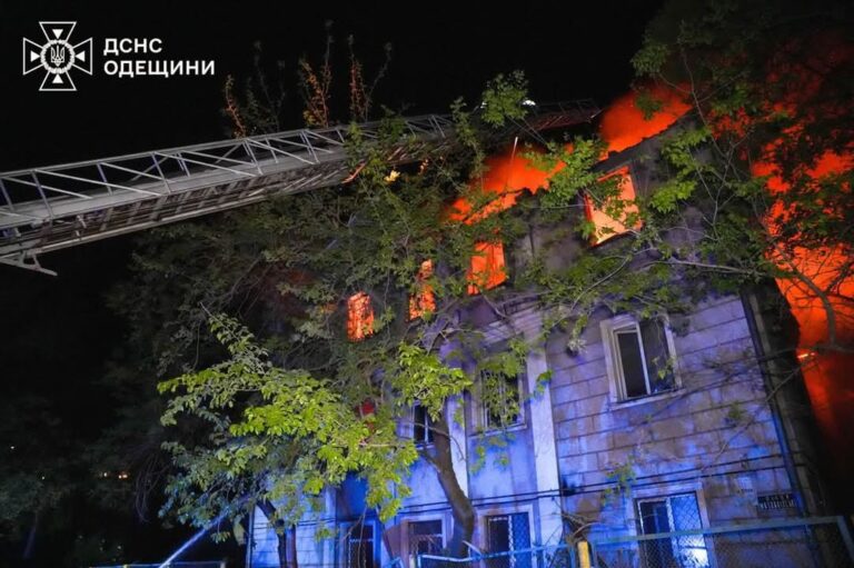Окупанти завдали масованого удару по Одесі, є загиблі й поранені — воєнне зведення 1 травня