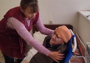 уход за одиноким человеком