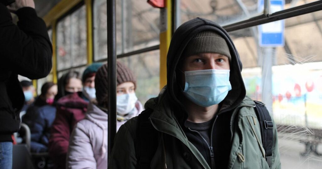 пассажиры в масках