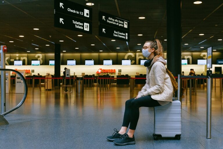 девушка в ожидании в аэропорту