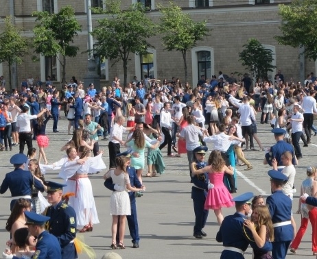 Рекорд Украины: 3000 человек одновременно танцевали вальс (ВИДЕО)