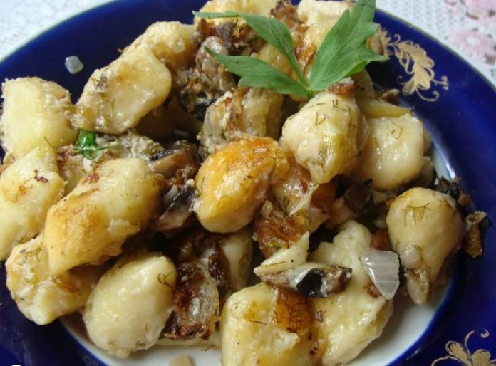 Ленивые картофельные вареники с зажаркой из грибов и лука