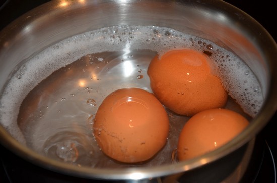 Почему опытные хозяйки не выливают воду после варки яиц?