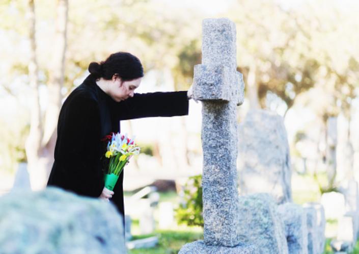 Вдова на кладбище