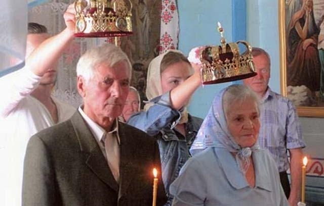 75-летние супруги отметили «золотую» свадьбу венчанием в церкви