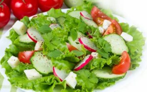 Весенний салат из зелени