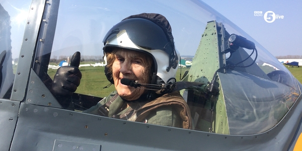 92-летняя ветеран из Британии решила вспомнить молодость и села за штурвал самолета