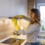 очистить кухонные шкафы от жира