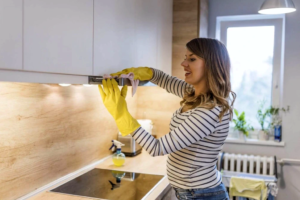 очистить кухонные шкафы от жира