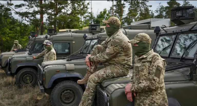 військові
