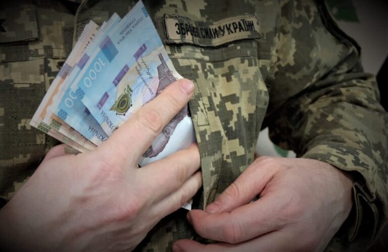 Військовий кладе гроші в кишеню