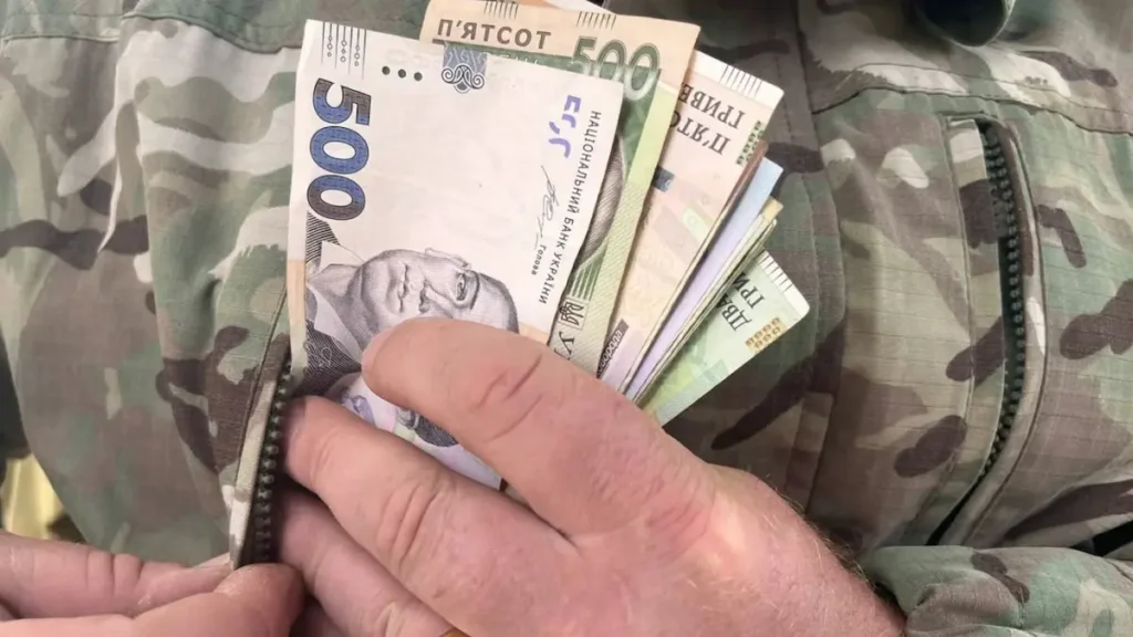 Військовий тримає гроші
